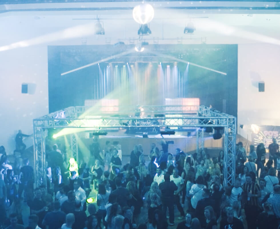 90er-Party_Mood_Mood-01 Tanzende Party-Masse