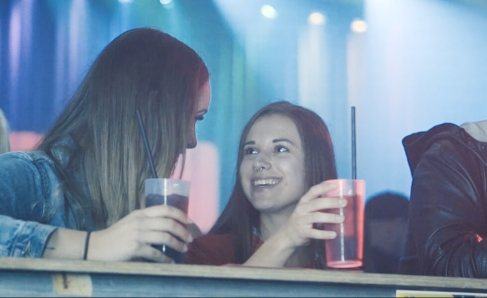 90er-Party_Mood_Mood-03 Junge Frauen an der Bar