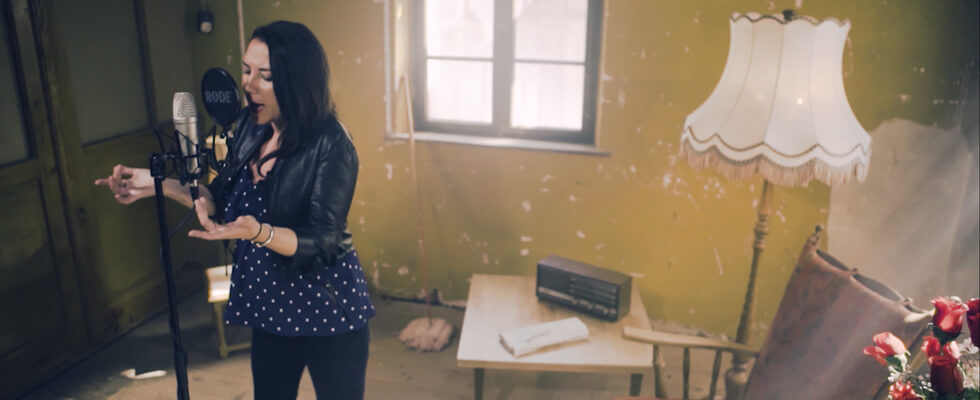 Sängerin in einem nostalgischen Raum vogelperspektive