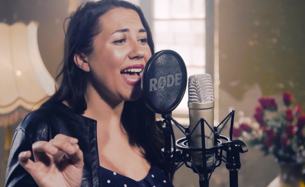Sängerin am Rode Mikrofon