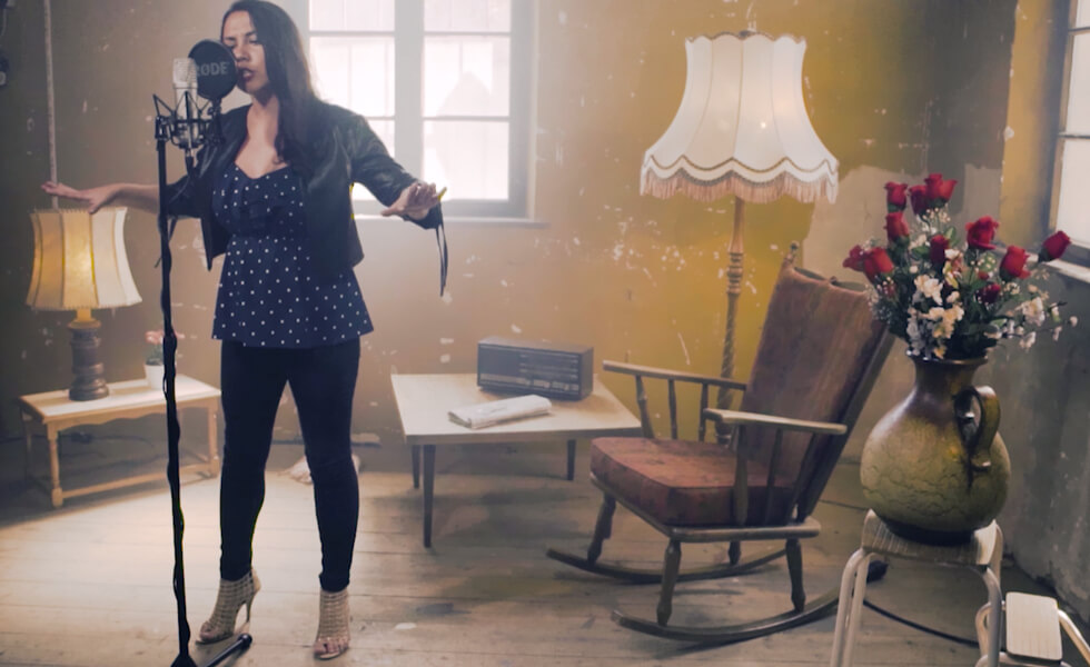 Sängerin in einem nostalgischen Raum