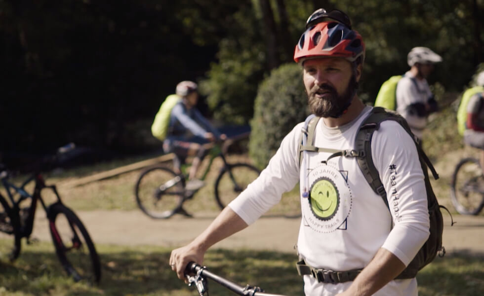 Talstation_Mood-03 Fahrradfahrer mit weißem Langarm-Shirt wird interviewt