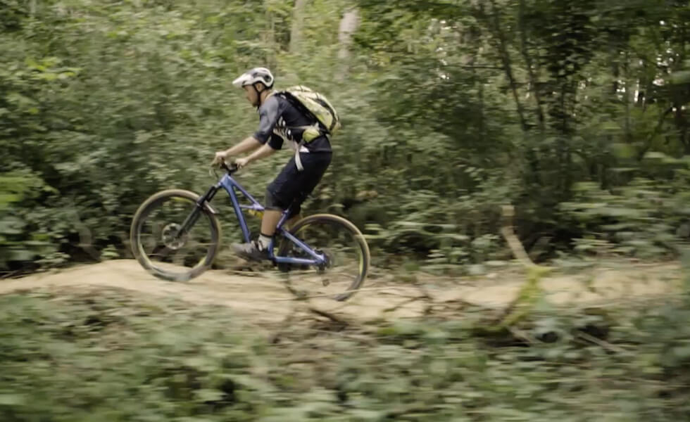 Talstation_Mood-04 Mountainbiker fährt im Wald